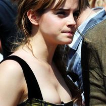 I want kiss her boobs.